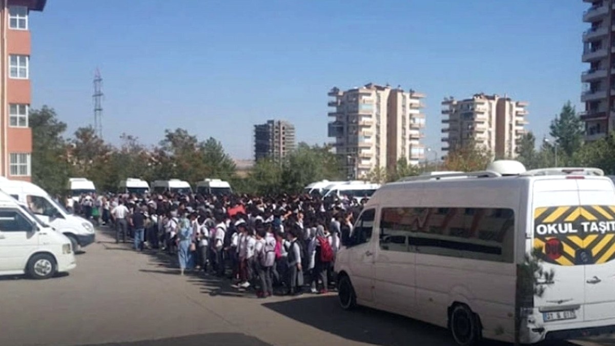 Okul çıkışında dehşet yaşandı: 20 öğrencinin bindiği servis tarandı