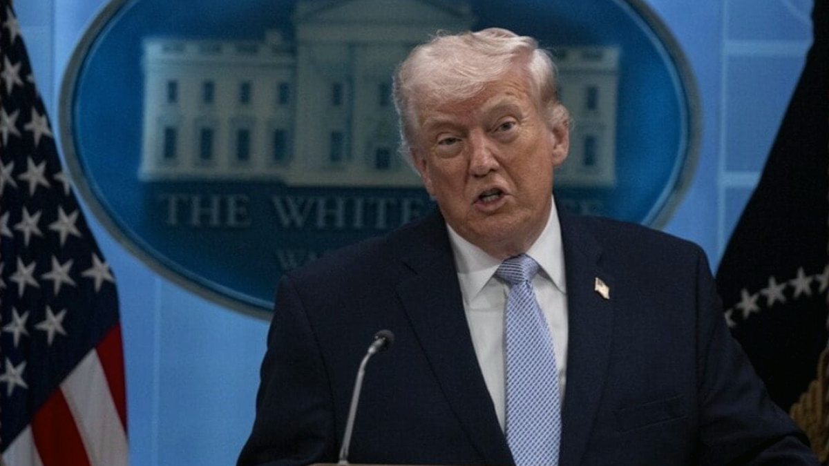 Trump: İran'a silah satana ek vergi uygulanacak