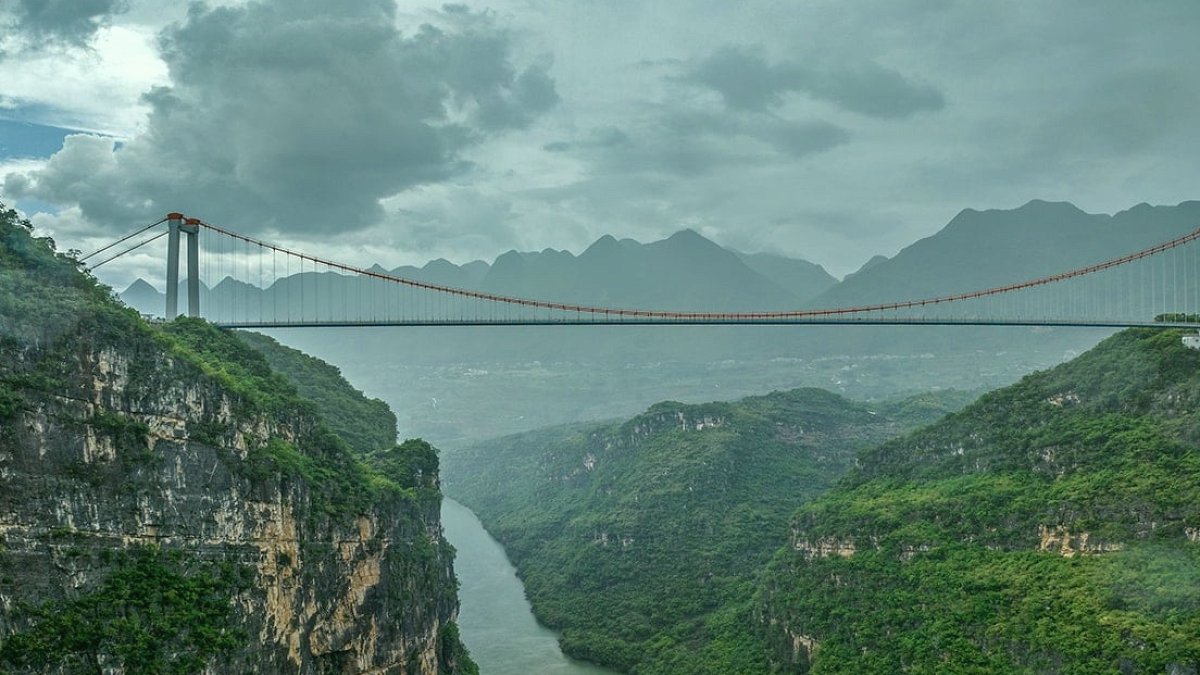 Dağı delip geçen köprü