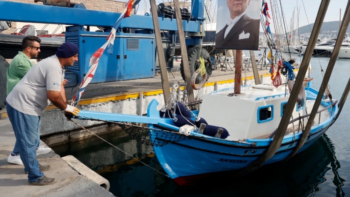 Bodrum'un son sünger avcısı "Aksona Mehmet" 64 yıllık teknesini denize indirdi