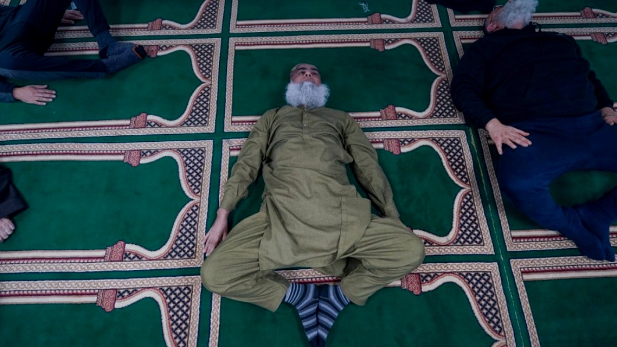 İngiltere'de bir camide namaz sonrası pilates dersleri erkekler arasında büyük ilgi görüyor