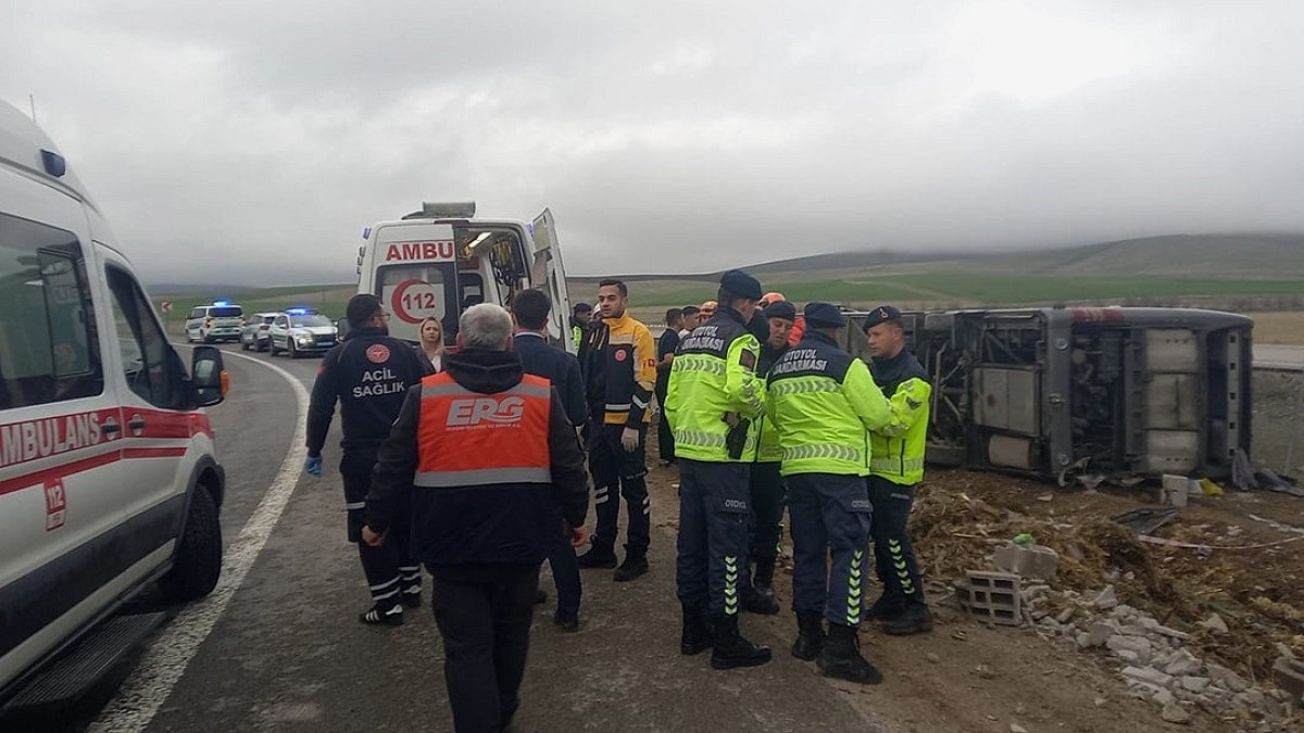 Tur otobüsü devrildi: Çok sayıda yaralı var