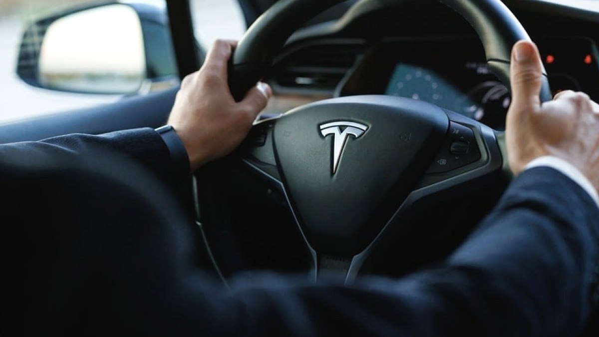 Türkiye'de kapış kapış satan Tesla iki otomobilinin üretimini durdurdu