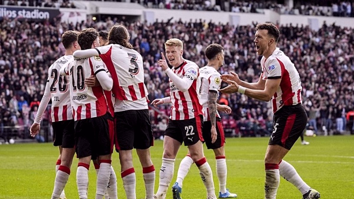 Hollanda ligi Eredivisie'de şampiyon PSV!