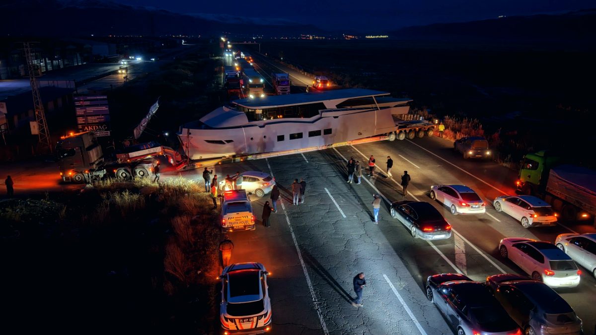 Erzurum'da yat yolu kilitledi; sürücüler şaşkına döndü
