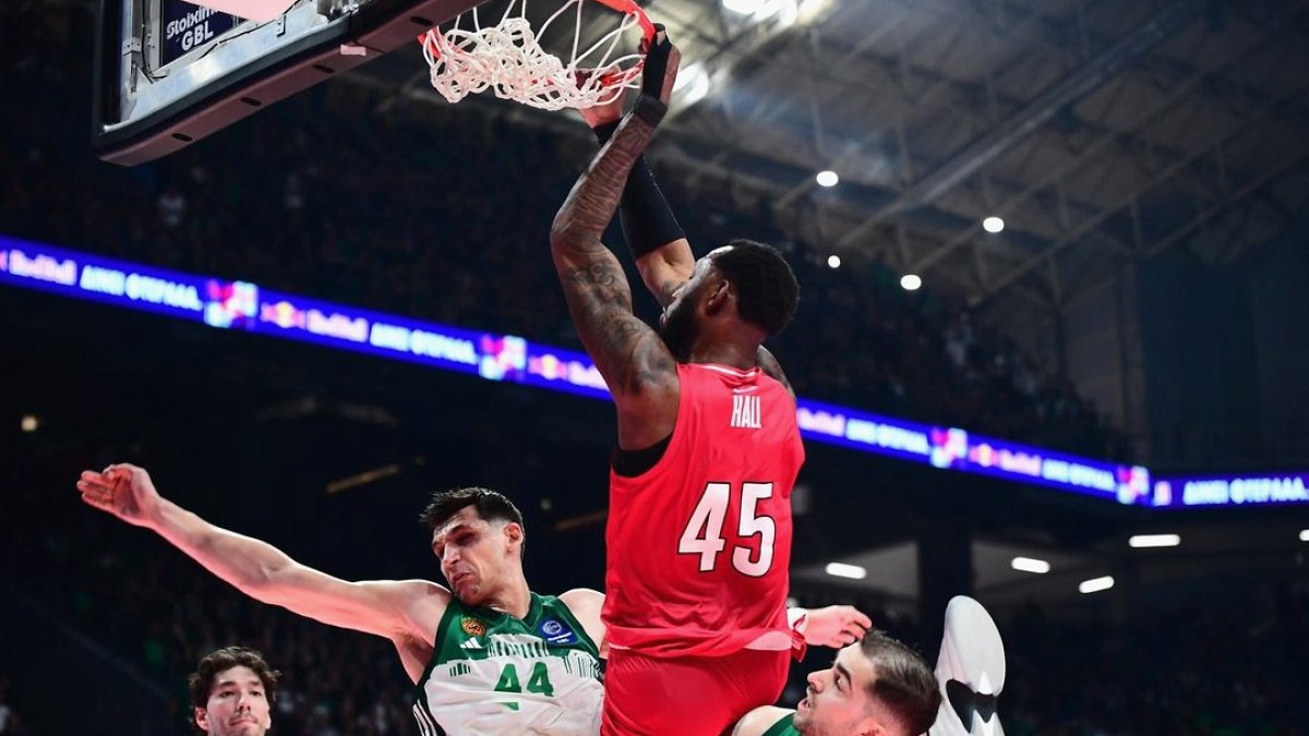 Ergin Ataman ve Cedi Osman'lı Panathinaikos olaylı derbide Olympiakos'a kaybetti