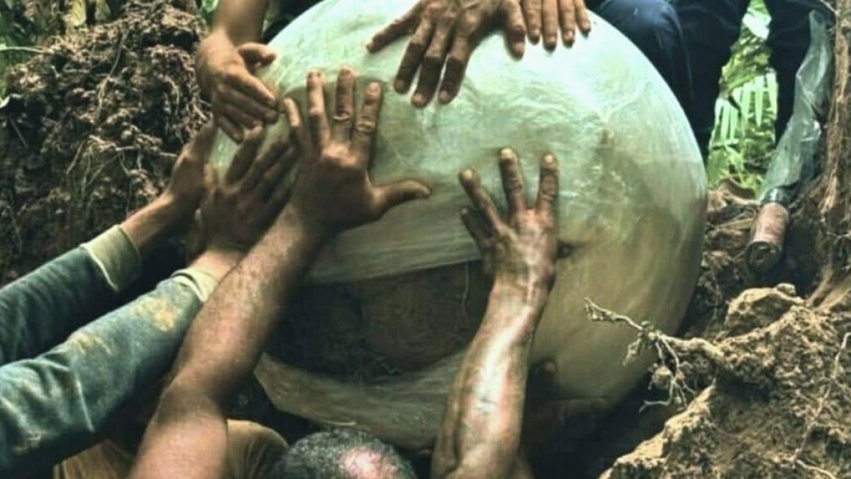 Ormanın derinliklerinde gizemli dev toplar bulundu: Herkes altın çıkacak sandı bakın ne çıktı