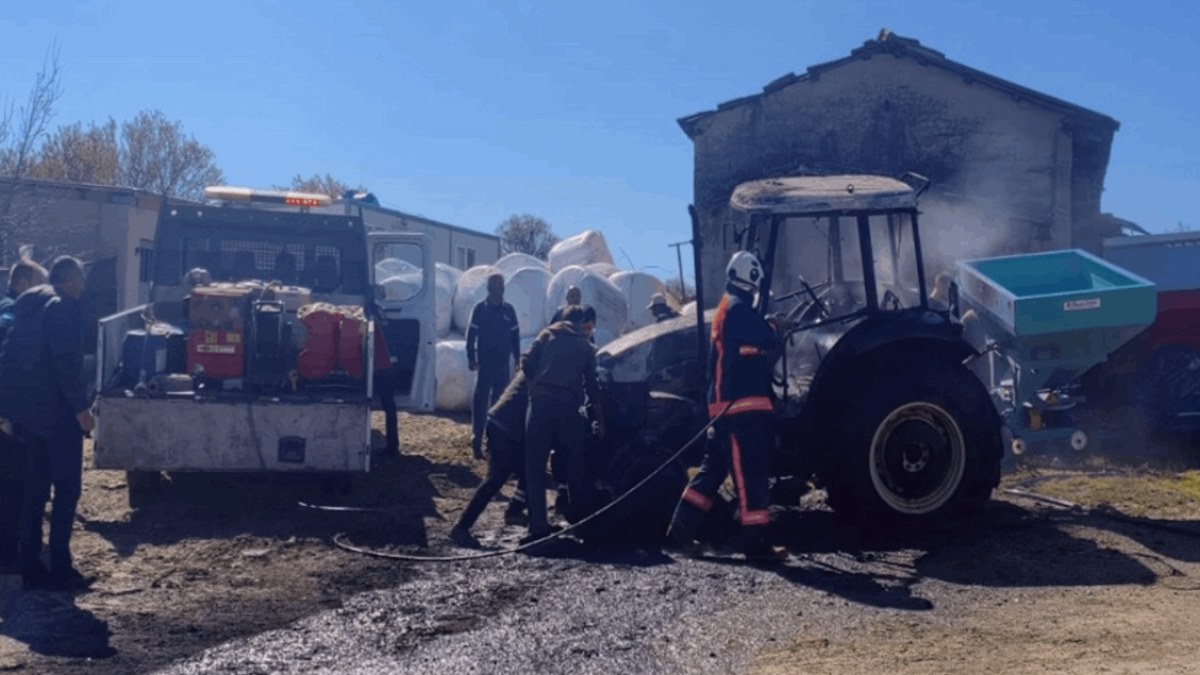 Evin bahçede park halindeki traktör yandı