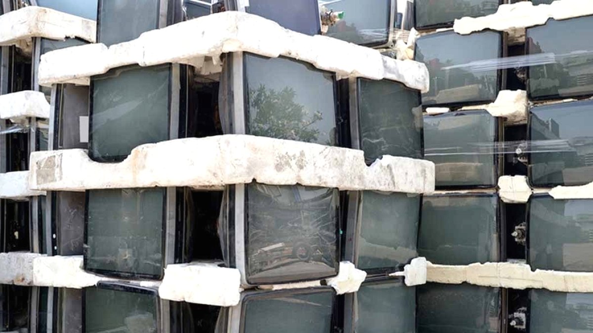 Üst üste yığılmış aynı marka 2200 bilgisayar bulundu: Bina çökecekti