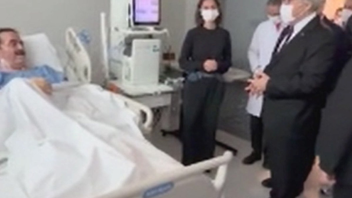 İbrahim Tatlıses kendisini ziyarete geleni görünce hastanede türkü söyleme başladı