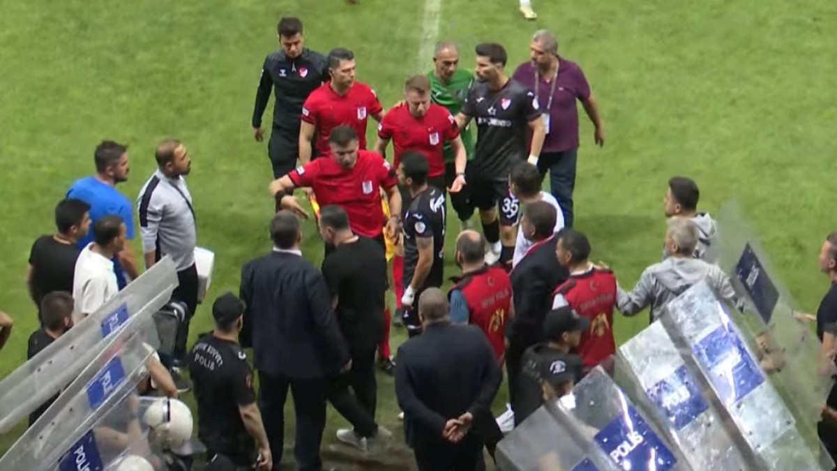 Elazığspor-Vanspor FK maçı tatil edildi!