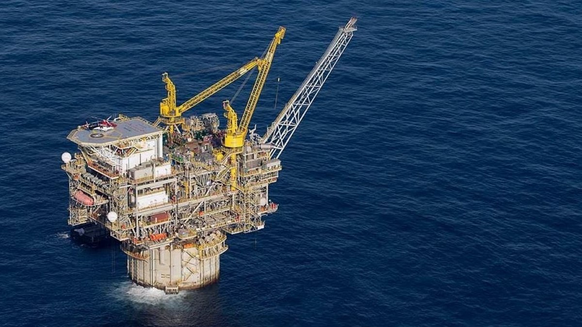 Denizin ortasında dev petrol rezervi keşfedildi! Ülke servetini ikiye katlayacak