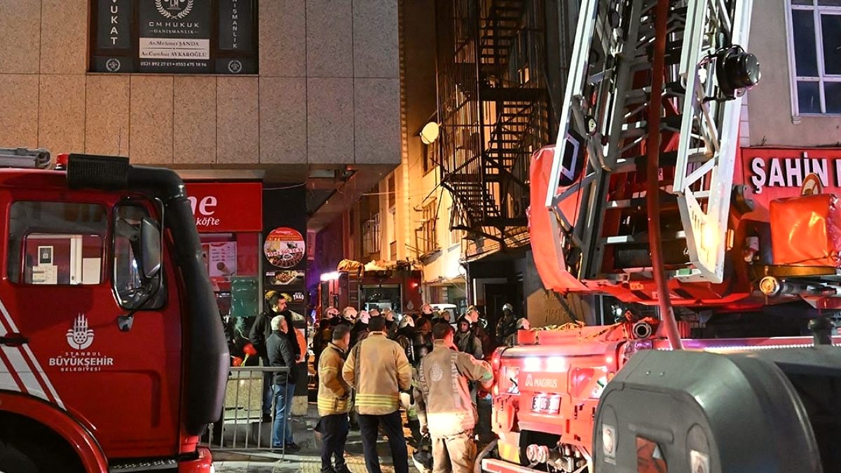 Küçükçekmece’de otel yangını: Mahsur kalan 2 kişi kurtarıldı
