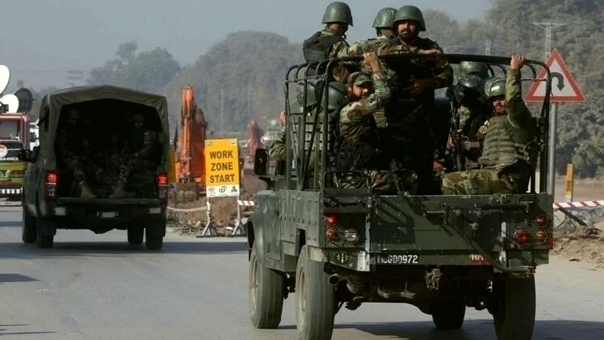 Pakistan barış için kuş uçurtmuyor: Ordu sokağa indi, 2 gün tatil ilan edildi