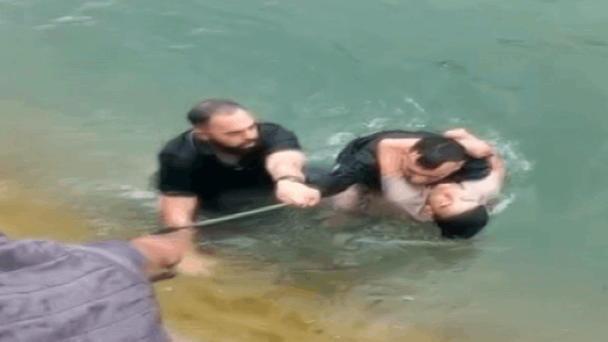 Dengesini kaybederek kanala düşen çocuğu vatandaşlar kurtardı