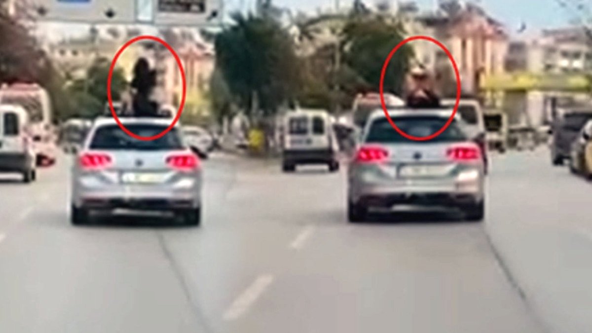Trafiğin ortasında arabanın tavanında dans etmeye başladı