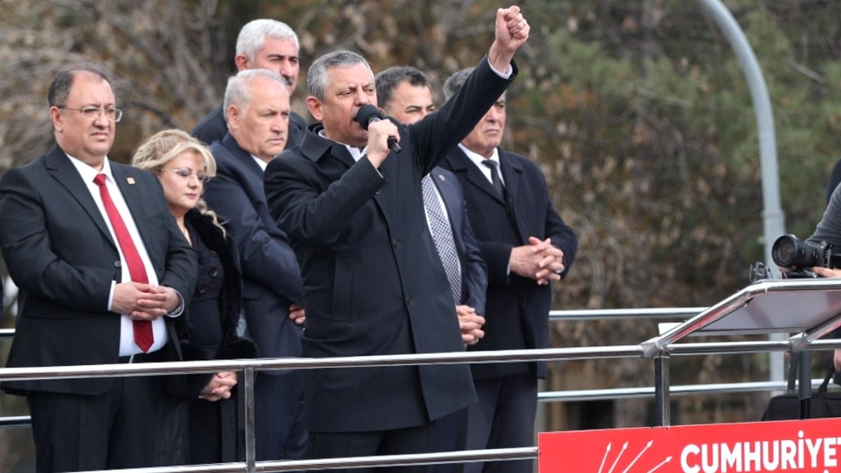Özgür Özel kürsüden seslendi: Ara seçim için 3 il önerdi