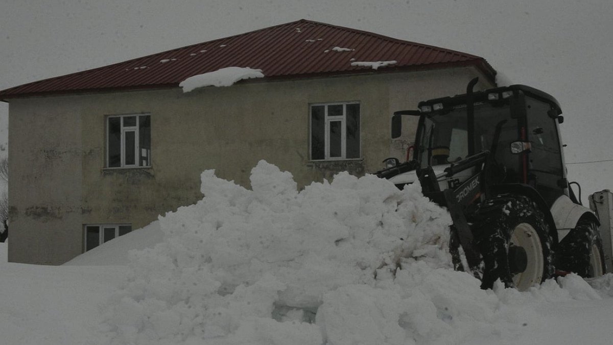 9,5 metre kar yağdı, 82 köye ulaşılamıyor
