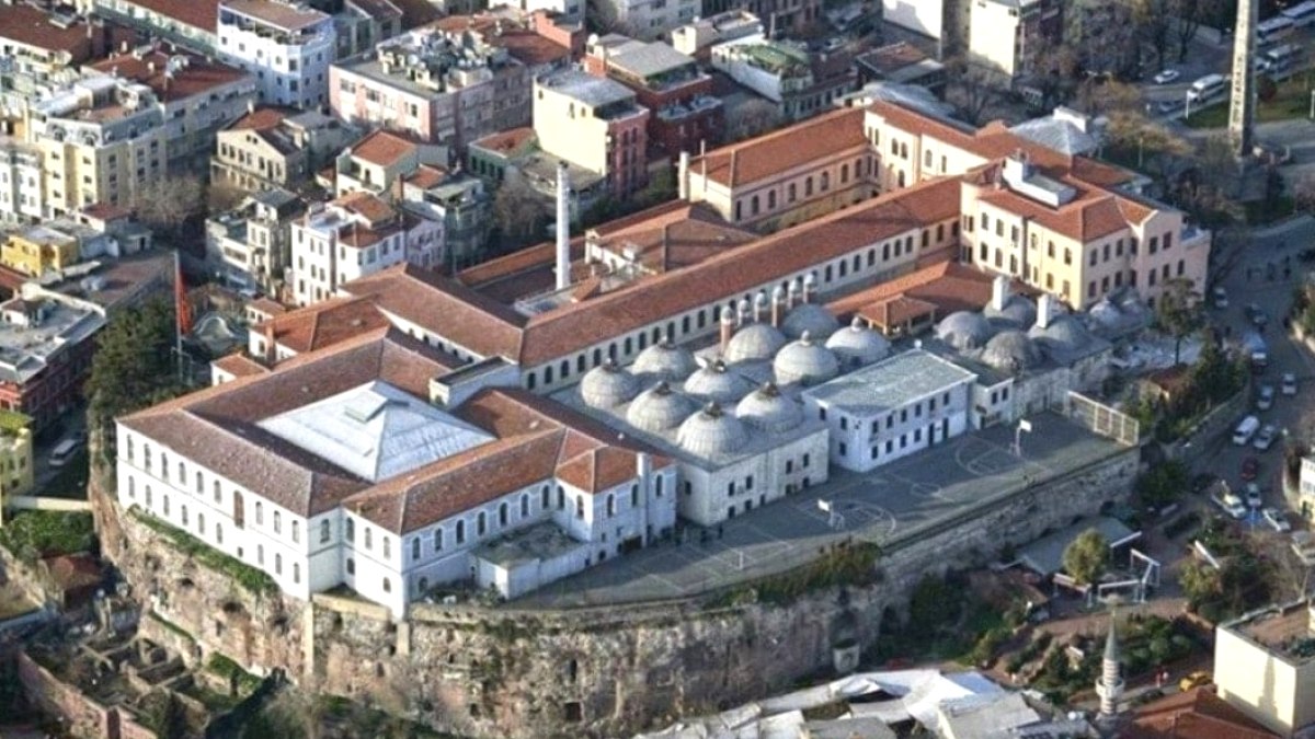 Tarihi liseleri de silkelediler