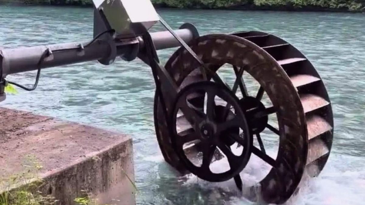 Evinin önündeki nehir servete dönüştü! Emekli adam 24 saat elektrik üretmeyi başardı