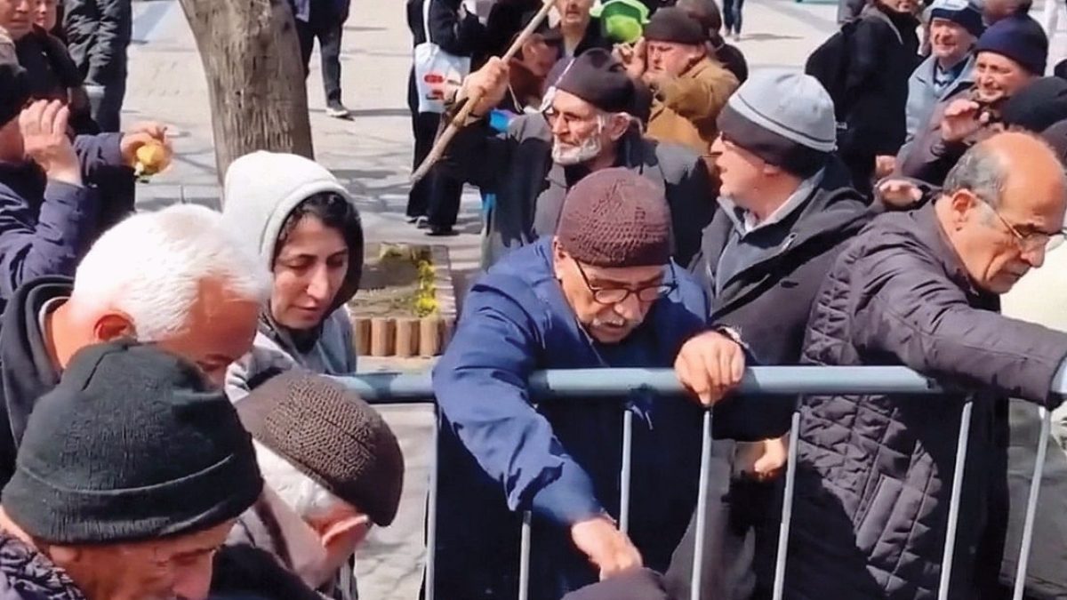 Halkı bir elmaya muhtaç ettiler