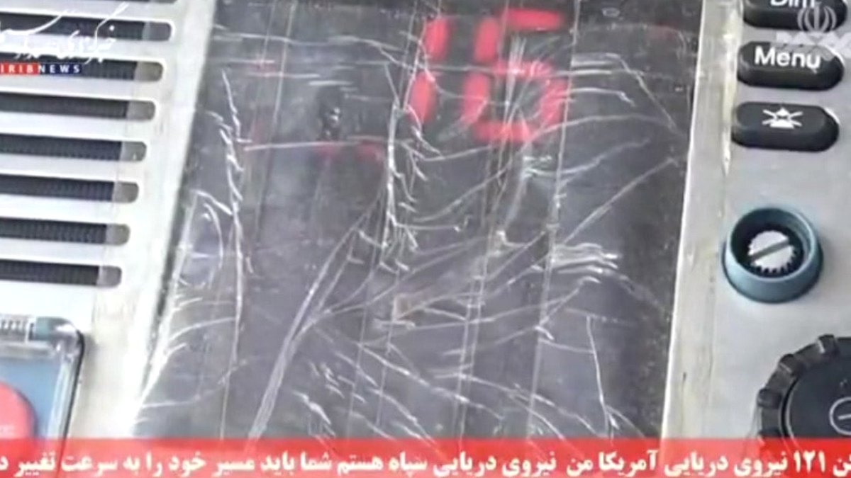 Hürmüz Boğazı'nı geçen ABD gemisi ve İran donanması arasındaki telsiz konuşması yayınlandı
