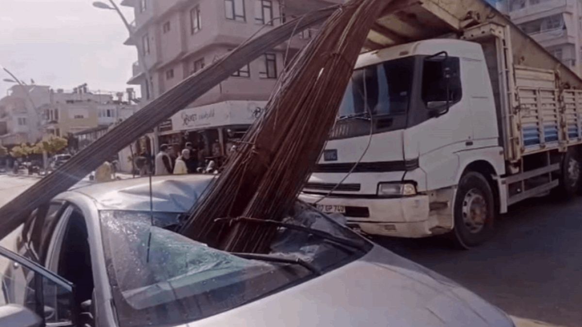 Kamyondaki demirler otomobile saplandı: Feci anlar kamerada!