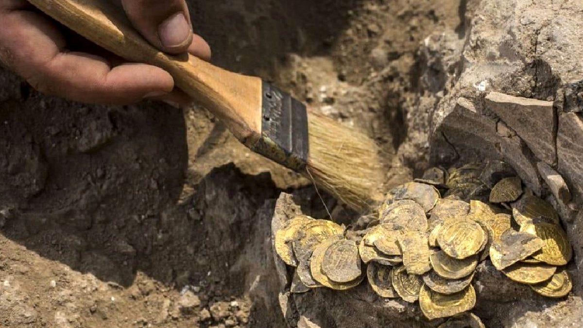 Yol yapımı çalışmasında devasa hazine bulundu: 100 bin eserlik servet