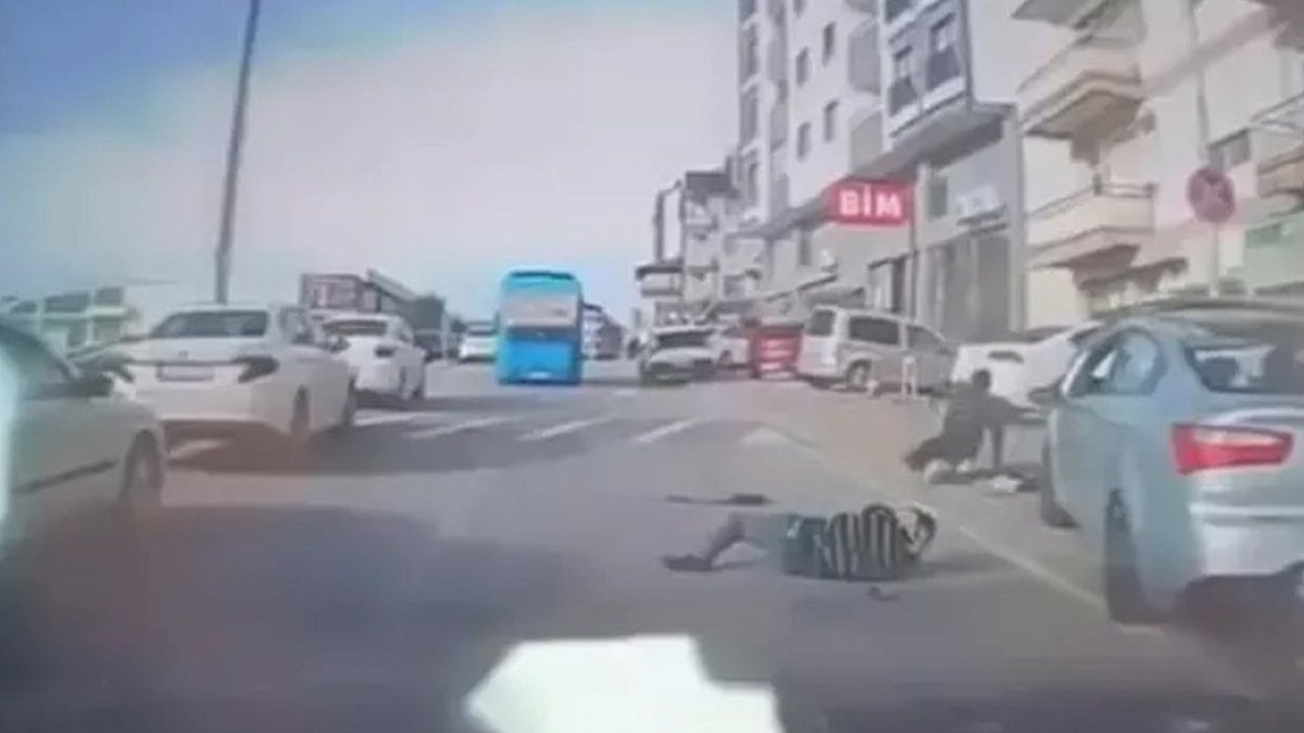 Kocaeli’de otomobil kaldırıma çıktı: 3 yaralı