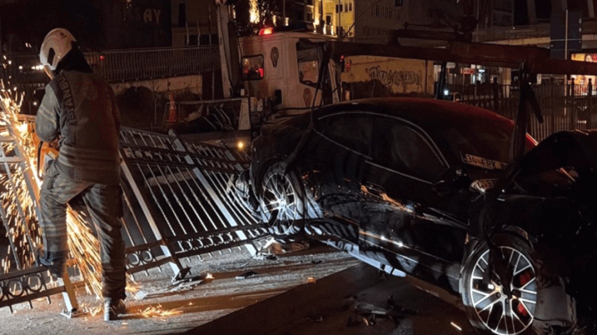 Şişli’de lüks otomobil hurdaya döndü: İçinde 3 kişi vardı