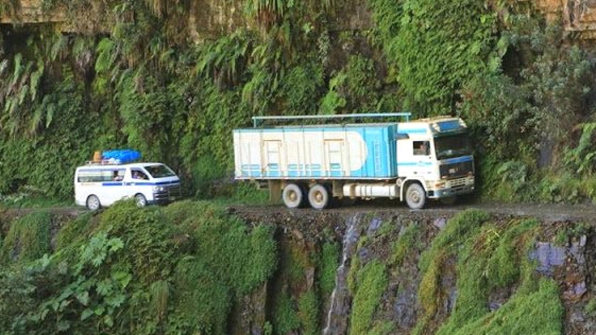 Asfaltı bile yok ama adı 'yol': Burada gözünü kırpan kurtulamıyor