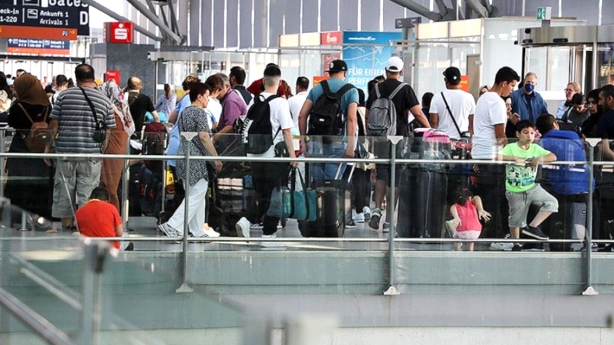 Havacılıkta kaos günü:  Yüzlerce sefer iptal, binlerce kişi ortada kaldı
