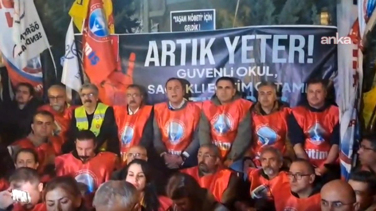 Sendikalardan MEB önünde 'yaşam nöbeti
