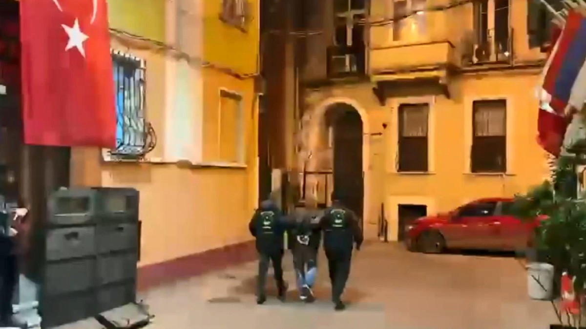 Kaldırımdaki bez çantayı çaldı, cezaevine gönderildi