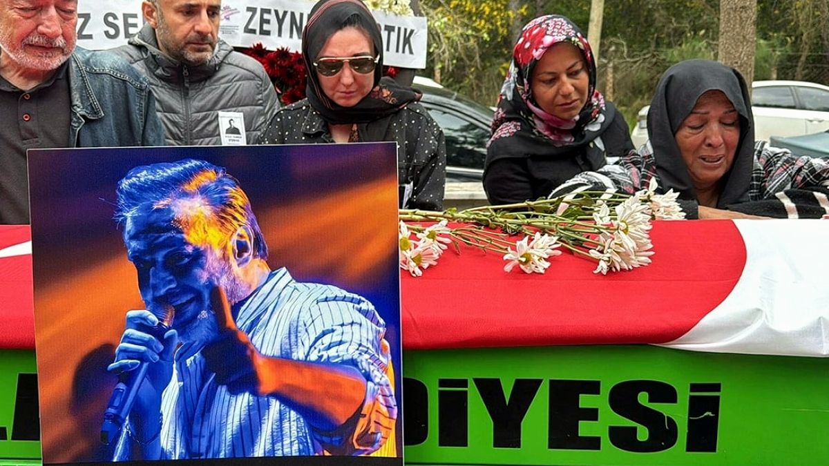 Rıza Tamer, son yolculuğuna gitarıyla uğurlandı