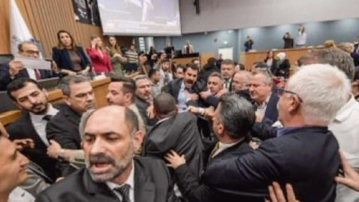 İzmir Büyükşehir Belediye Meclisi’nde arbede