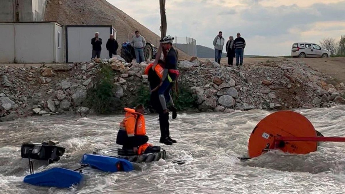 Traktör su içinde devrildi, işçiler suda mahsur kaldı
