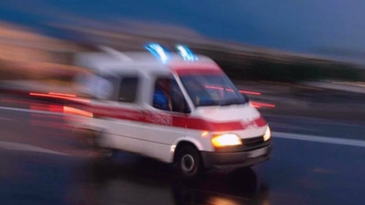 Kontrolden çıkan motosiklet refüje çarptı: 1 ölü, 1 ağır yaralı