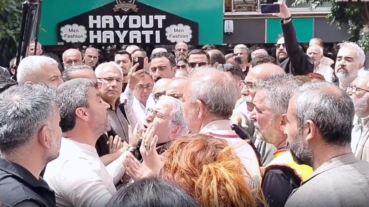 Öğretmenlerin yürüyüşüne polis engeli