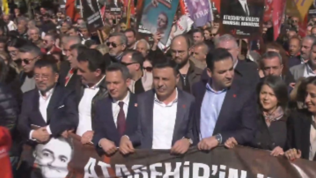 Onursal Adıgüzel gözaltında, Ataşehir'de binlerce kişi yürüyüşte