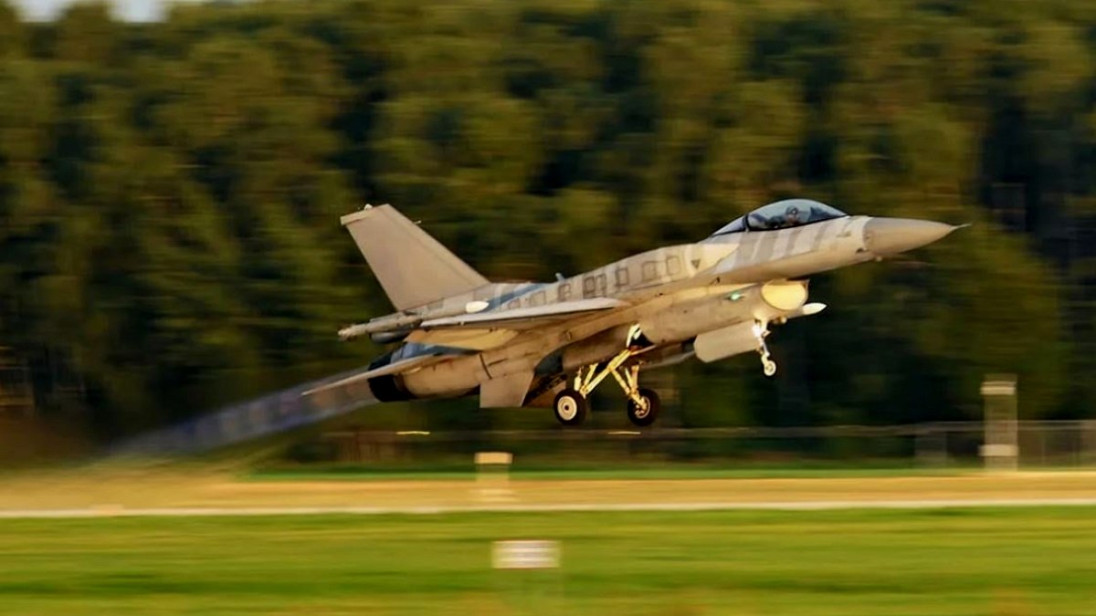 5 milyon nüfuslu ülke 14 adet F-16 harp uçağı satın aldı