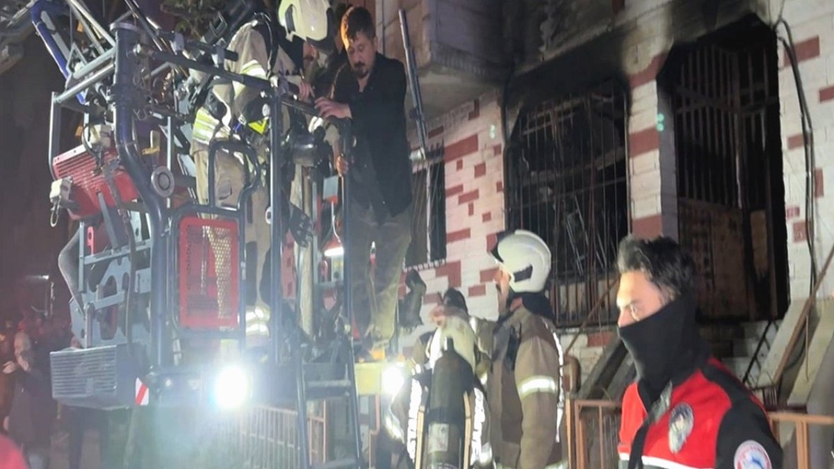 Avcılar'da 4 katlı binada yangın: Mahsur kalan 20 kişi kurtarıldı