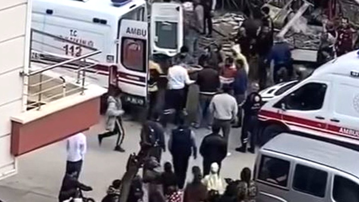 İnşaat iskelesi çöktü! Yaralılar var