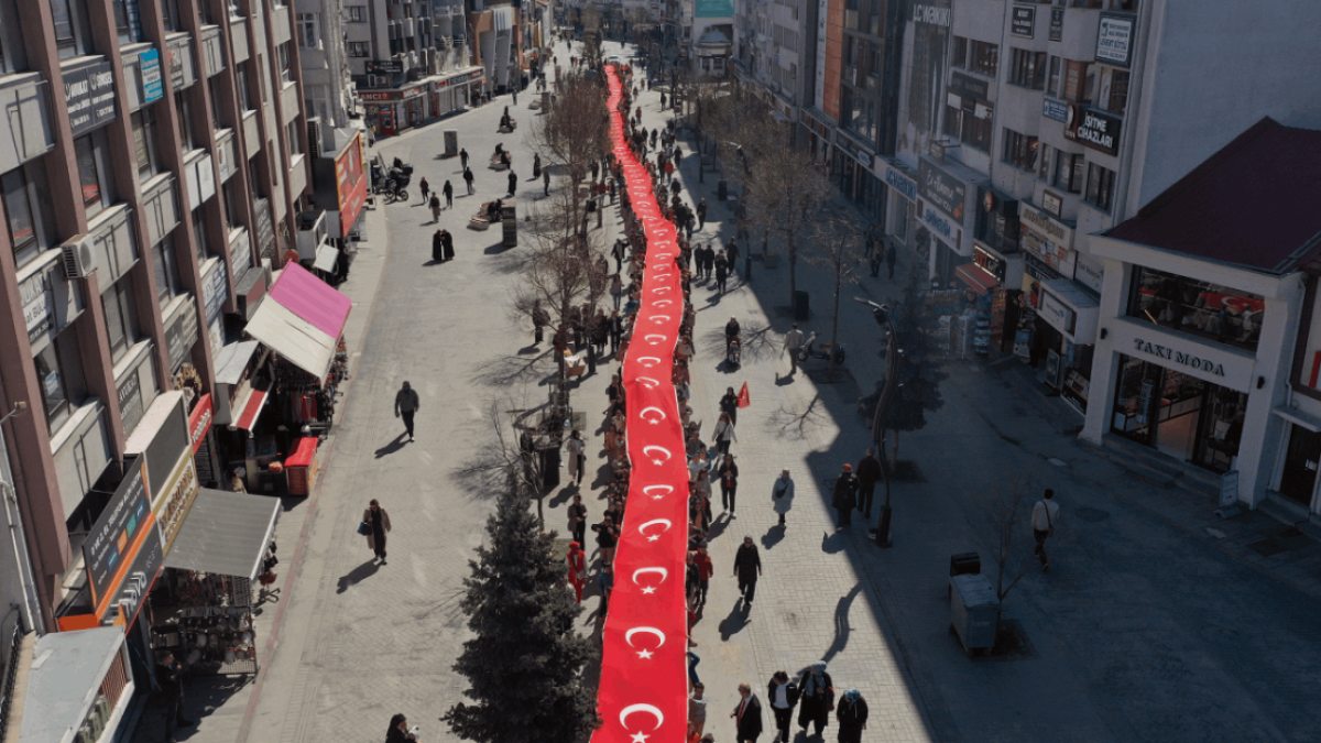 Bolu'da öğrenciler dev Türk bayrağıyla yürüyüş yaptı
