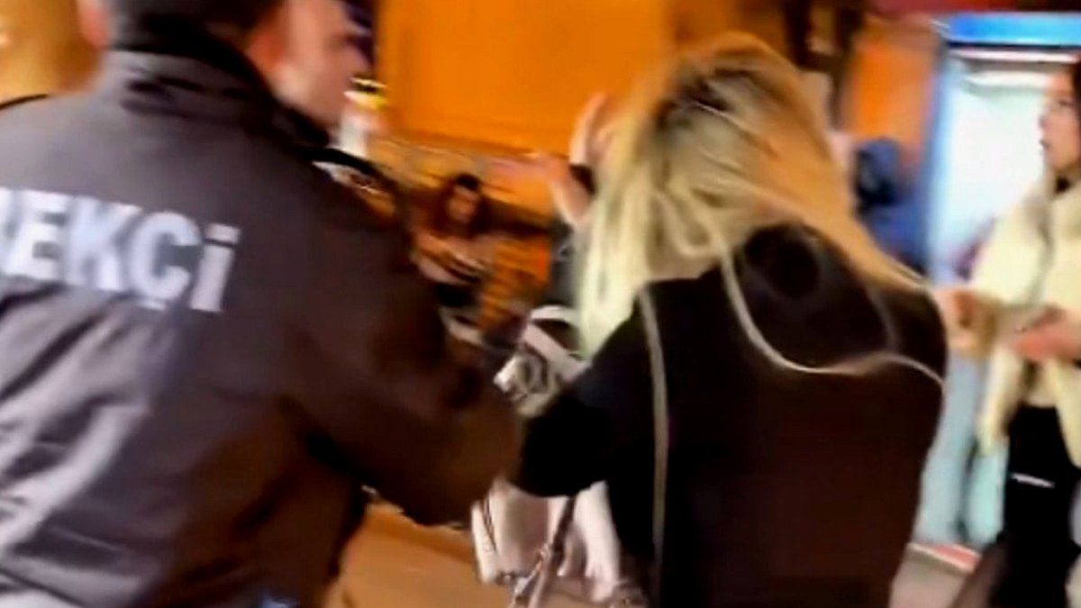 Beyoğlu'nda saç saça baş başa kavga: Kopan kaynak saçlar sokaklara saçıldı!