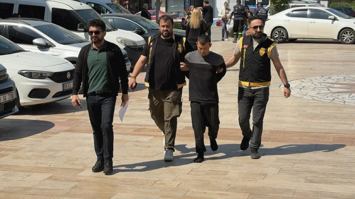 Polisi karşısında görünce yalın ayak kaçmaya çalıştı