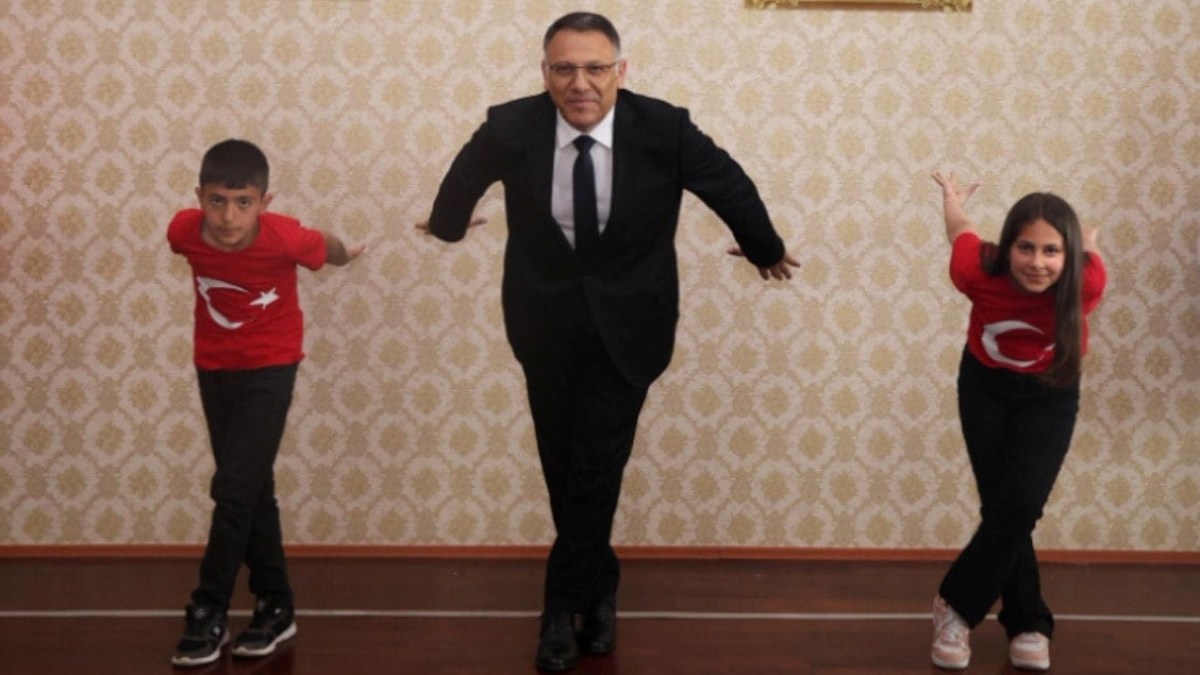Rektörlük makamını devralan çocuklardan ‘Kartal Dansı’