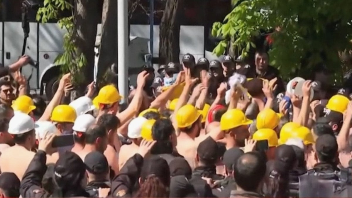 Yarı çıplak ekmek kavgası veren madencileri polis tartakladı