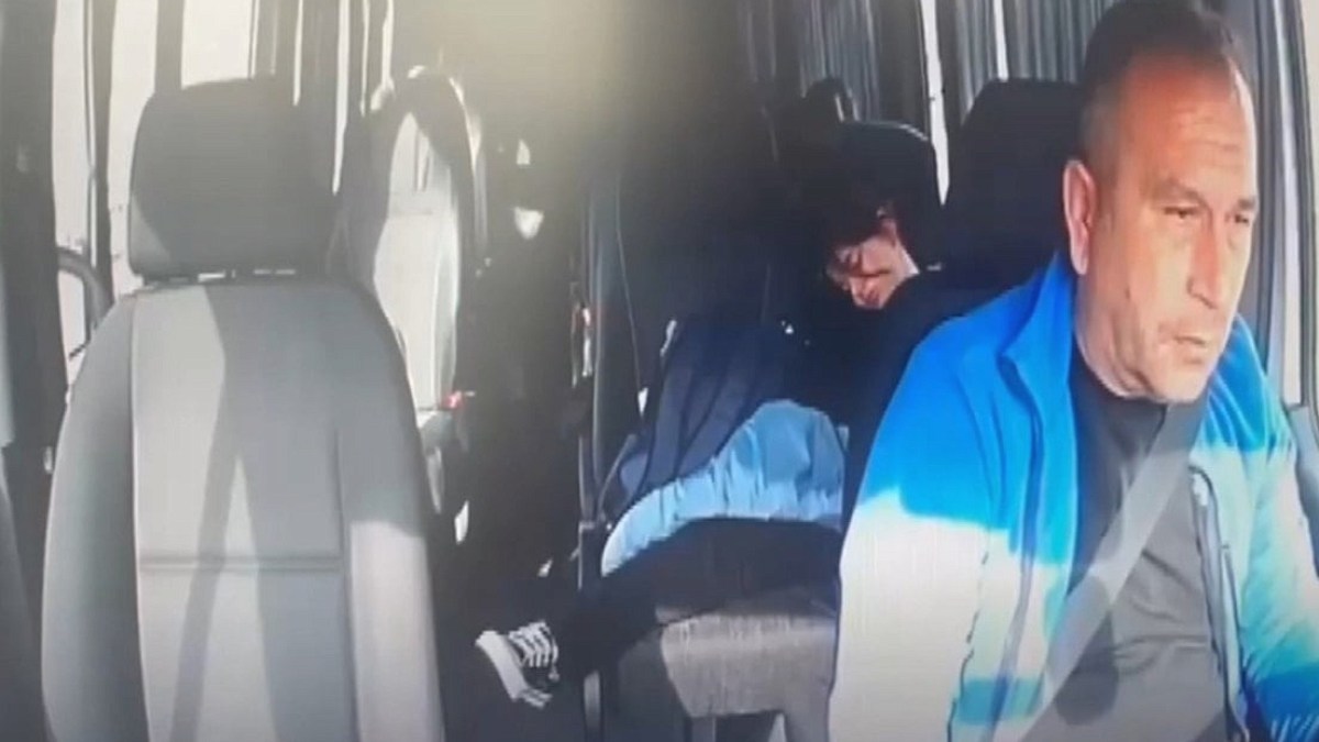 Arnavutköy'de okul servisi ile kamyonet çarpıştı