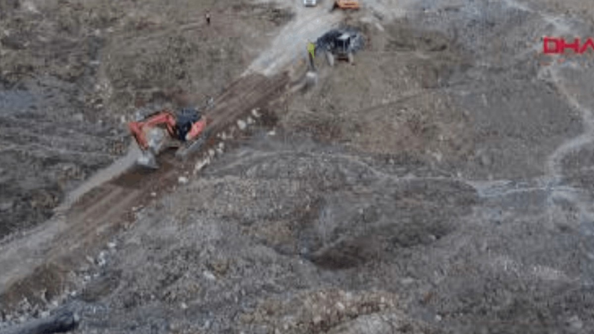 Heyelan nedeniyle 6 gündür kapalı olan Hakkari-Van kara yolu açıldı